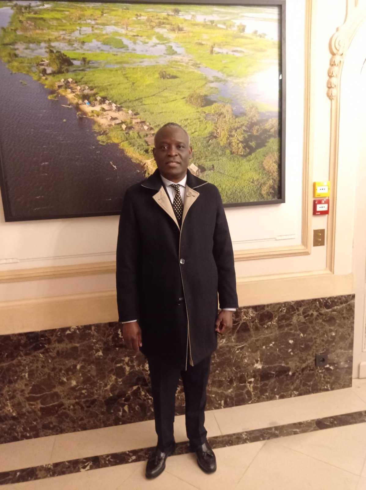 Francis Kibangu devant une vue aérienne du fleuve Congo, Ambassade de la République du Congo à Bruxelles